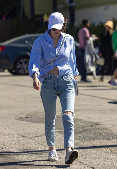 Alexandra Daddario beautiful actress picture