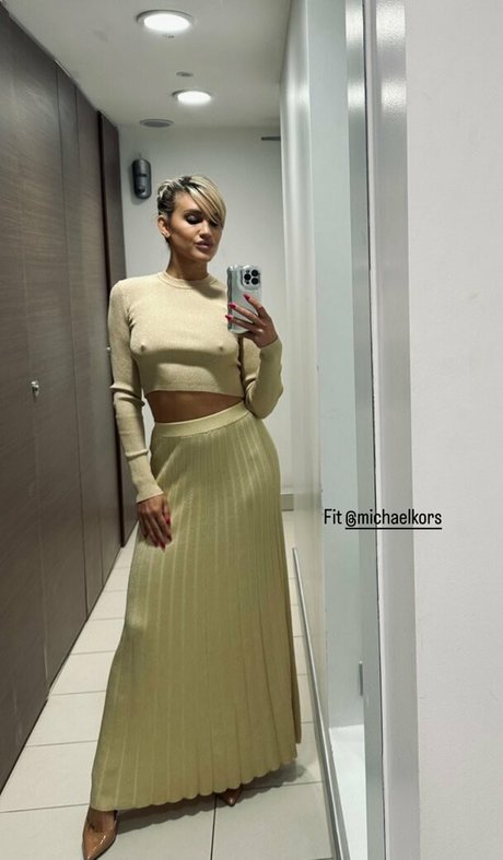 Ashley Roberts profile image