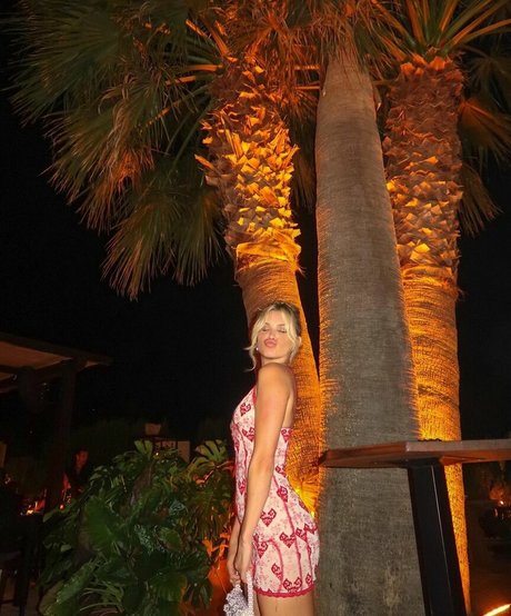 Ashley Roberts exclusive model photos