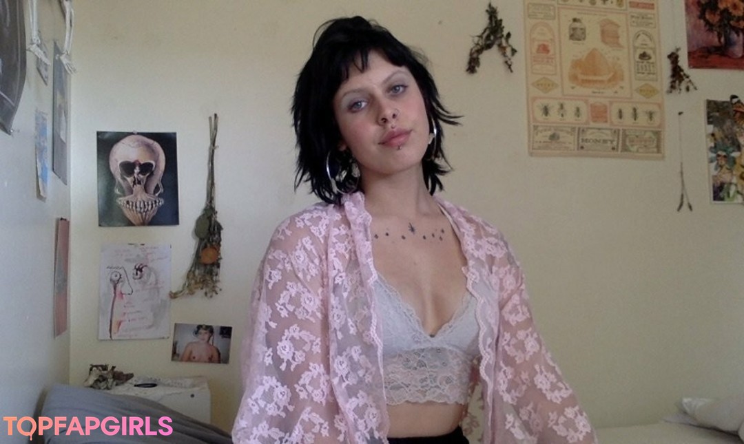 wormsinmyclownsuit model nude pic