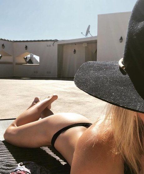 Laura Vandervoort pretty pornstar archive