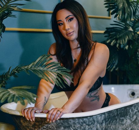 TrainWithTay star hot galleries