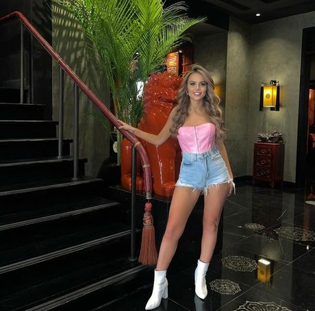 Nicole Farrell naked model pics