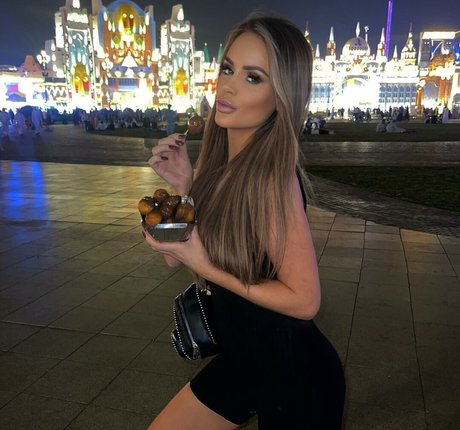 Nicole Farrell model art pic