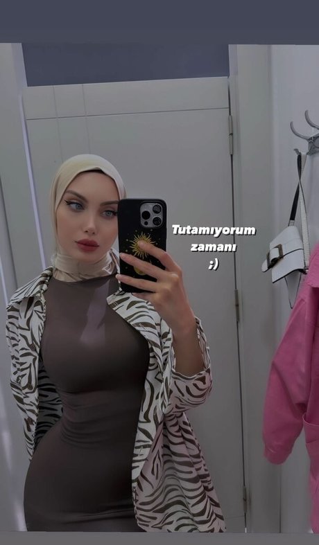 sariikubraa xxx model photo