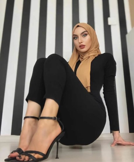 sariikubraa pornstar nude img