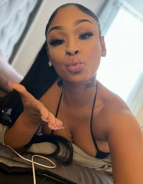 yell0wp0rntapez model perfect image