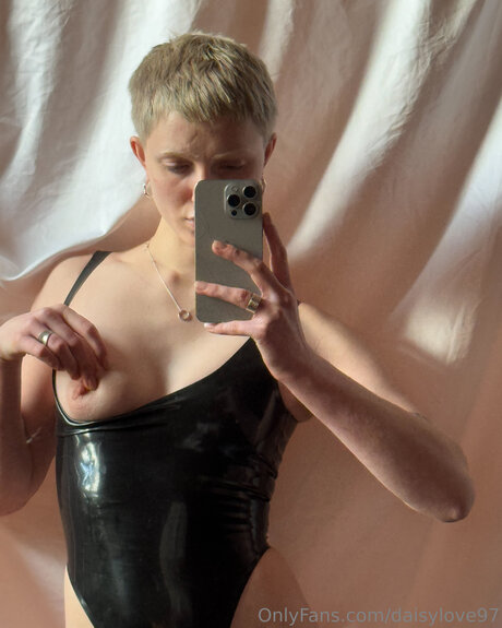 DaisyLove97 top profile image