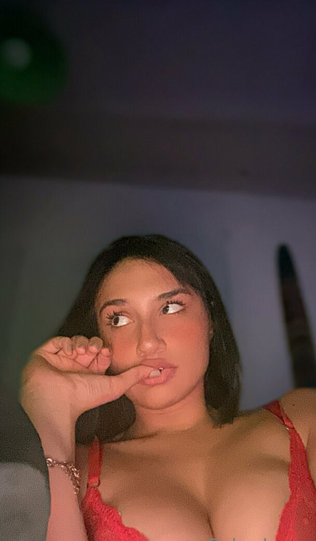 holly bratty hot actress image