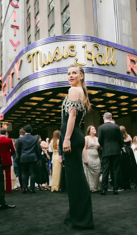 Julianne Hough nude actress galleries