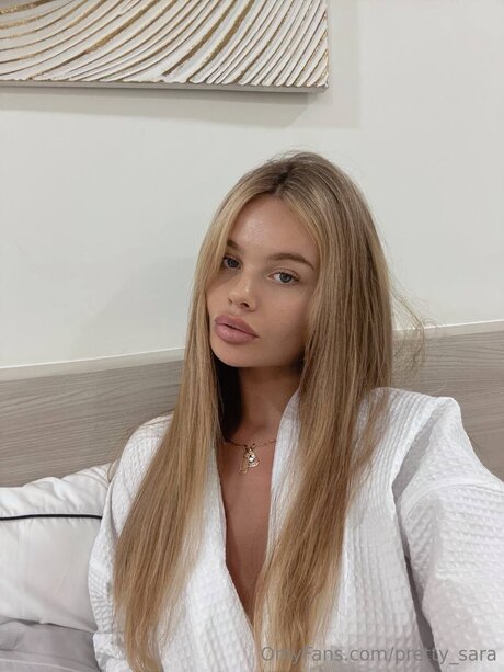 Pretty Sara sexy actress img