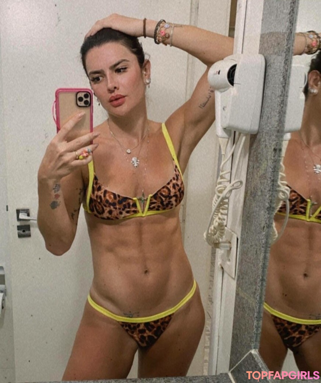 Mirella Santos sexy model img