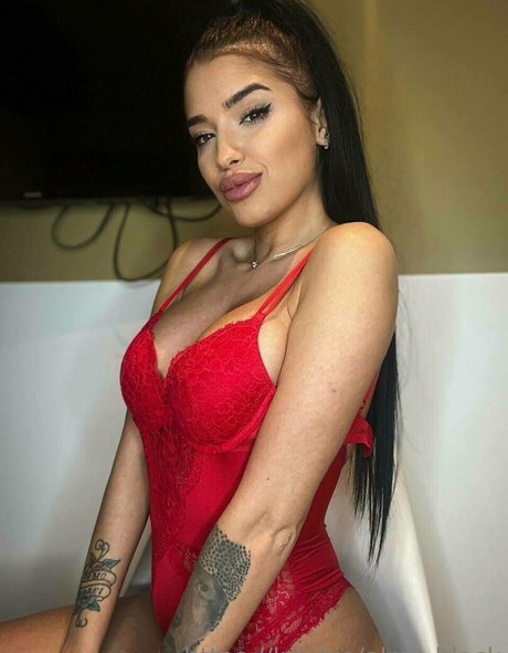 almablack erotic actress pic