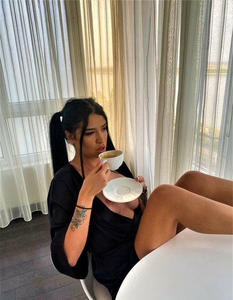 almablack sexy actress galleries