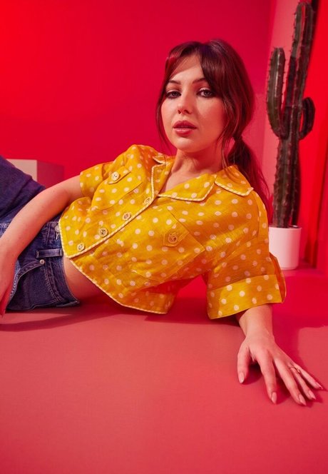 Sammi Hanratty sexy actress images