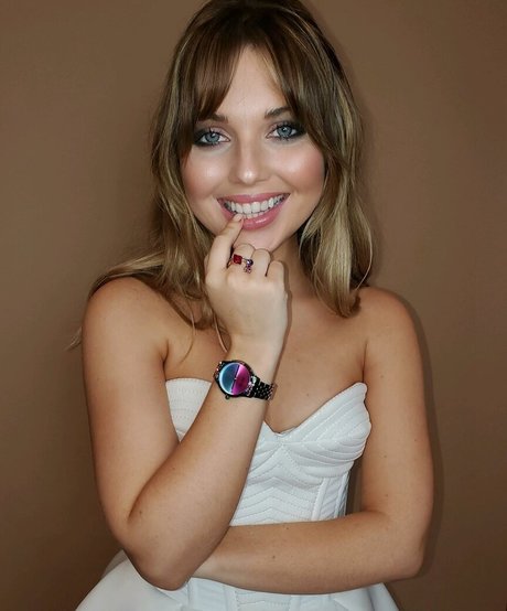 Sammi Hanratty best model photo