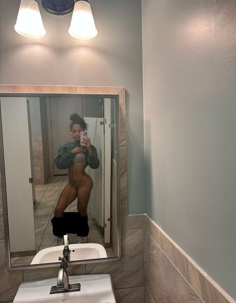 Cocoboncoco model art gallery