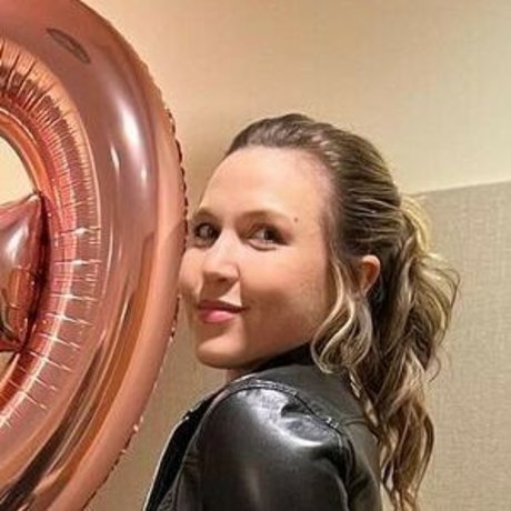 Taylor Tomlinson nudes star images