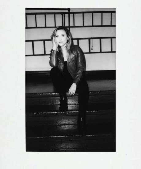 Taylor Tomlinson model high quality img