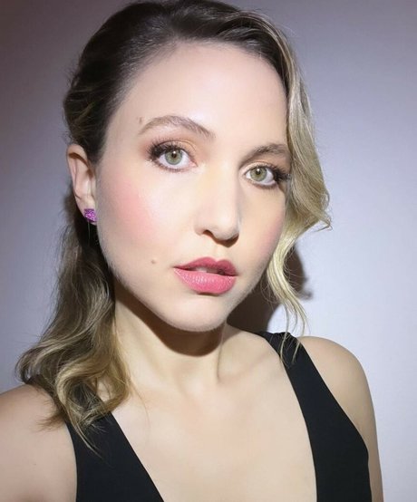 Taylor Tomlinson nude actress img