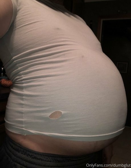 dumbglut model naked pictures