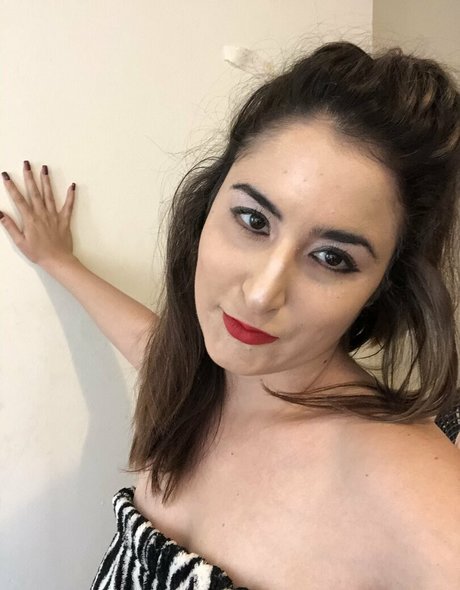 snarkybrunette adult model photos