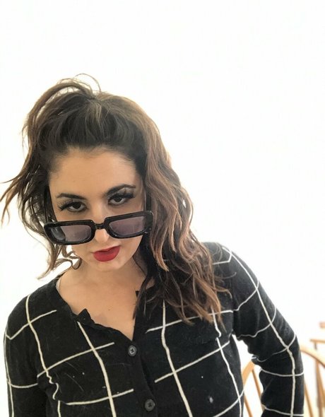 snarkybrunette adult model image