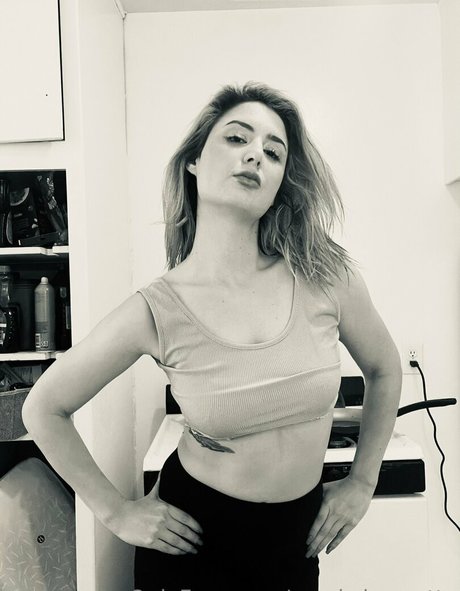 snarkybrunette nude model pic