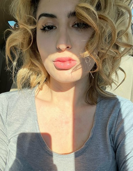 snarkybrunette model pic