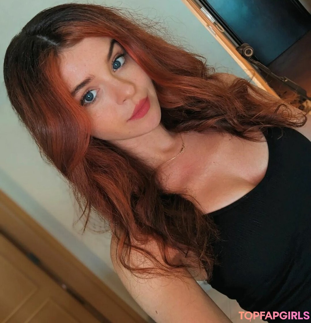 Chloe Lockley nude star pic