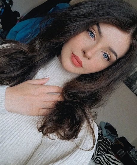 Chloe Lockley naked actress picture