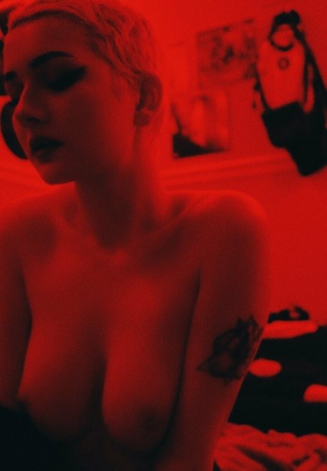 underboobgoddess star free pictures