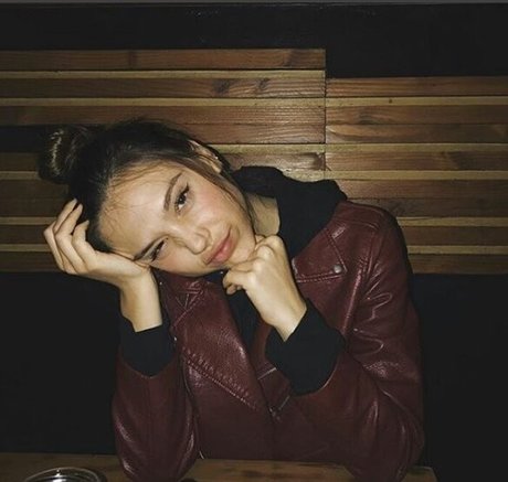 Alexis Ren art model picture