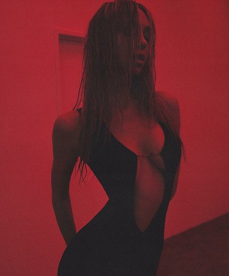 Alexis Ren model free img