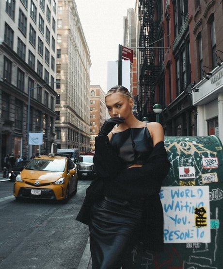 Alexis Ren model free picture