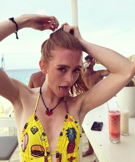 Holly Hicks sexy actress img