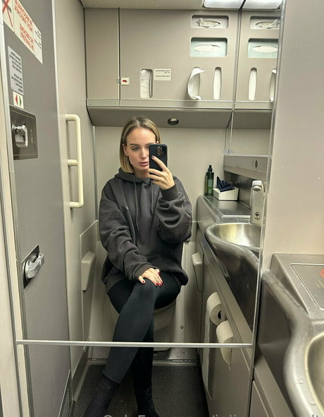 Julia Rommelt naked star photo