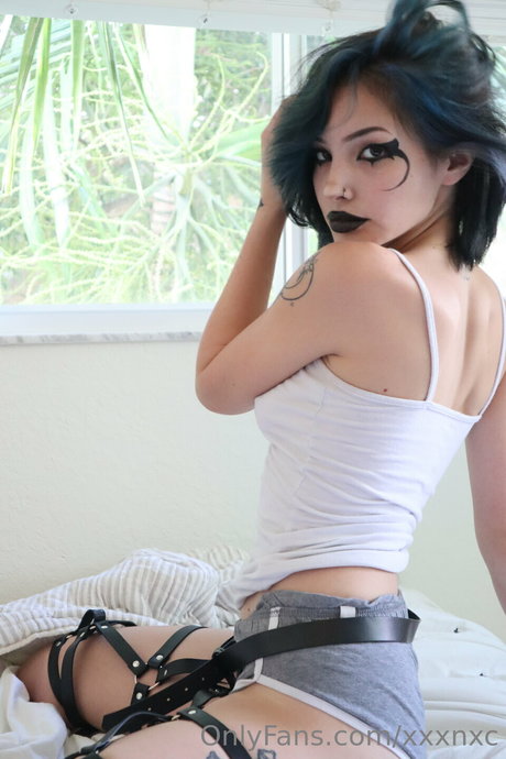 tiny onlyfans pretty image