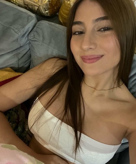 Manuelaqmm model naked pic