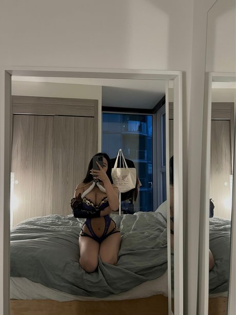 Yeonaxo exclusive model img