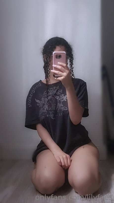 lilybun 18 top profile image