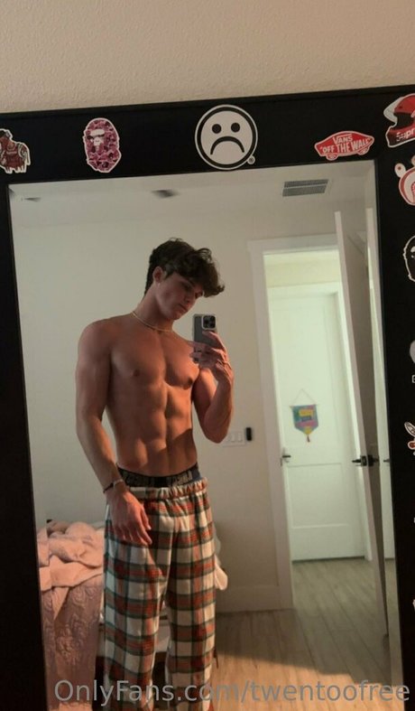 twentoofree naked model img