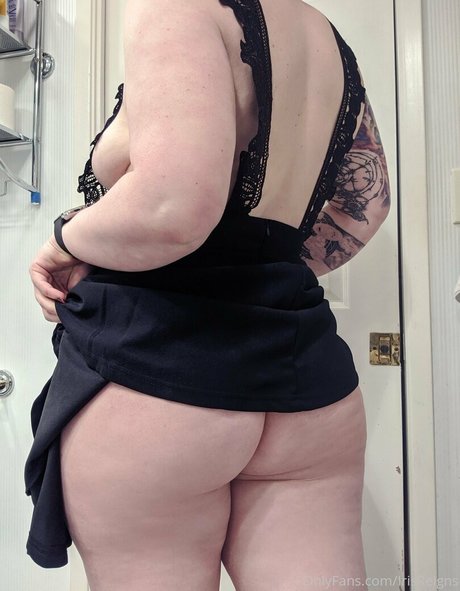 irisreigns naked model image