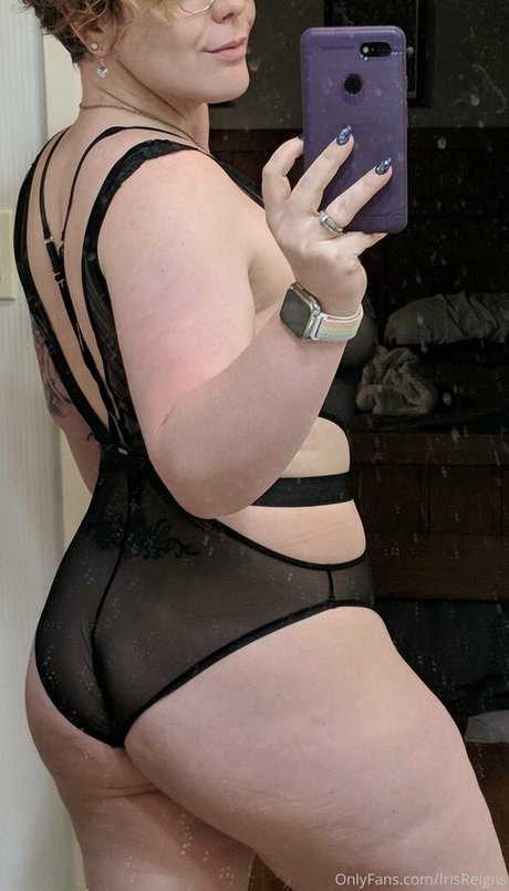 irisreigns hot model image