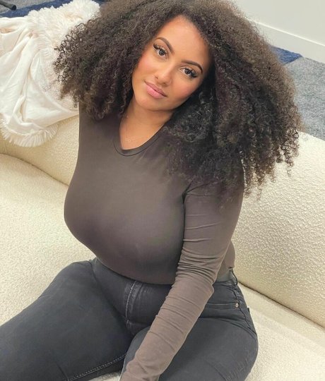 Ines Curly model free pic