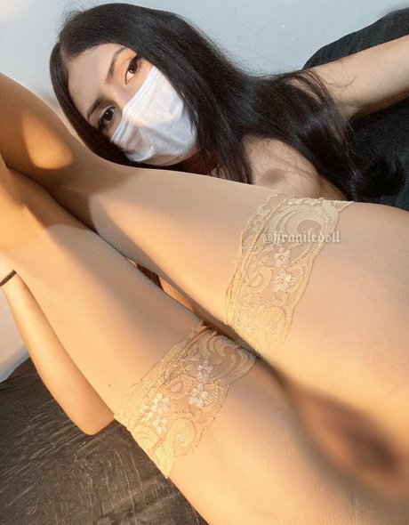 ffragiledoll naked model image