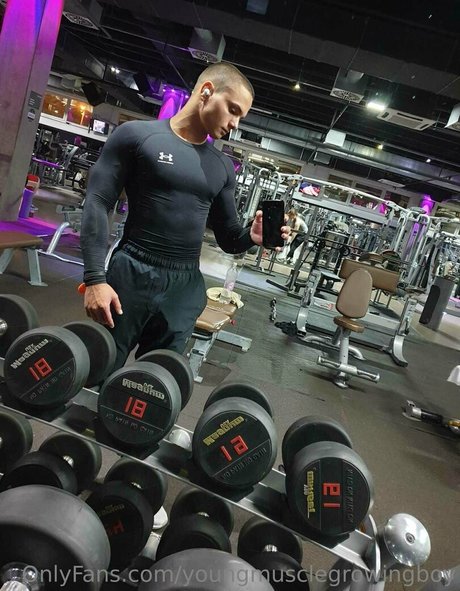 youngmusclegrowingboy exclusive model photo