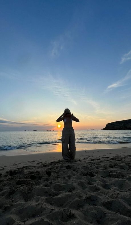 brunette petite onlyfans adult picture