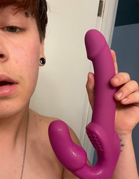 blo0d r0ach xxx model image