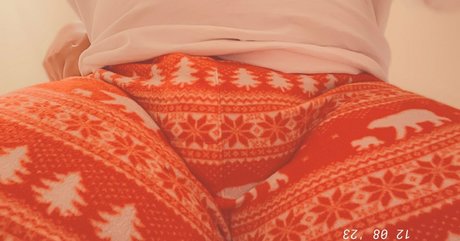 Cinnabus star naked image